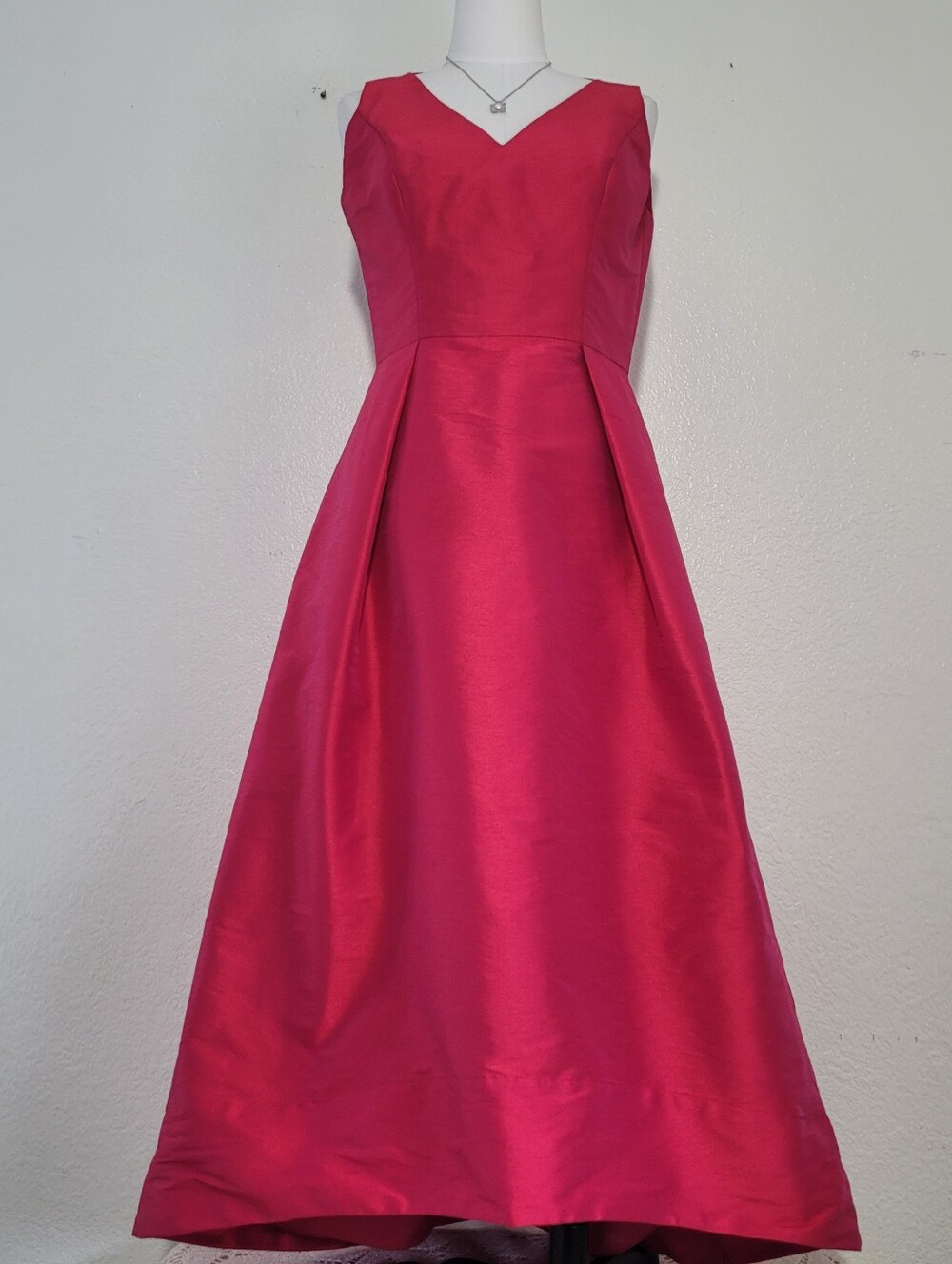 ALFRED SUNG Sangria Satin Sleveless V-Neckline Pleaded Cocktail Dress Size 12 - Picture 1 of 11